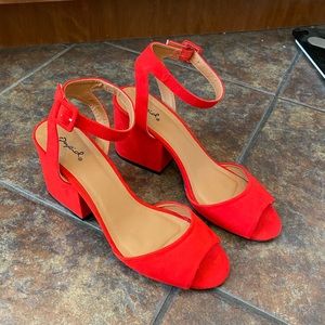 Qupid size 10 suede heels